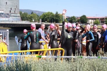 Andrea Fernández amb el seu braç aixecat abans de saltar a l'aigua