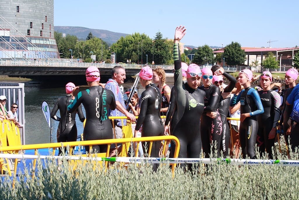 Andrea Fernández con su brazo levantado antes de saltar al agua
