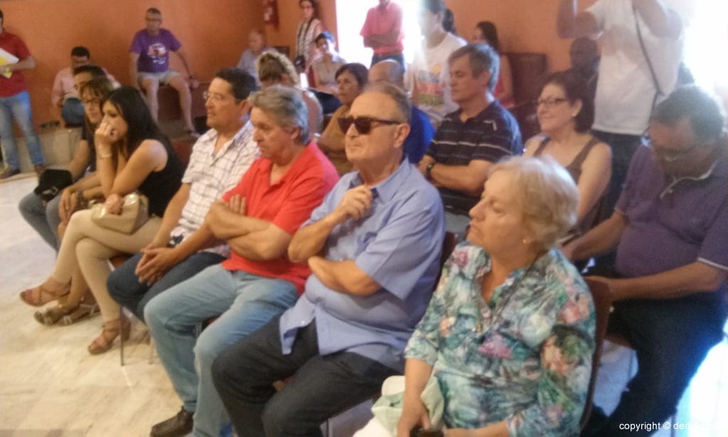 Antonio Losada (CET) solicita que se rebajen los sueldos de los concejales no liberados un 10% 2 Asistentes al primer pleno de la nueva legislatura en Dénia