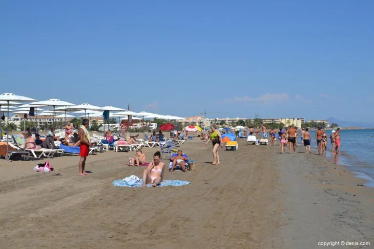 Купальщицы на пляже Cagarritar