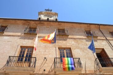Bandera del orgullo gay en el Ayuntamiento de Dénia