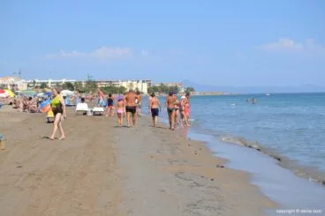 Bañistas en la playa de la Punta del Raset