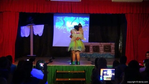 Los alumnos del CEE Raquel Payà celebraron el fin de curso con actuaciones teatrales 2 Campanilla y peter Pan
