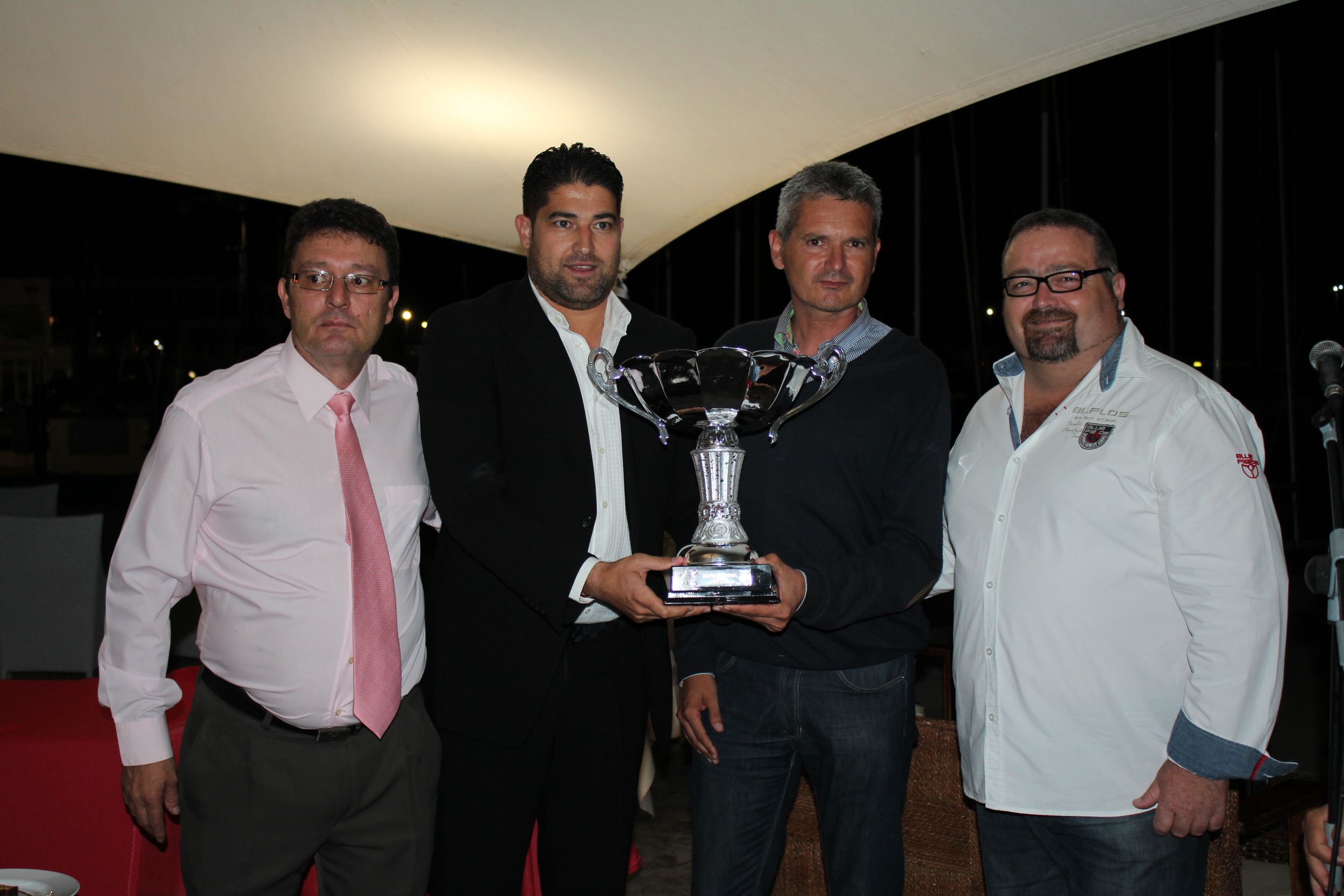 Capitan y entrenador del Kamarca Dénia recogiendo el trofeo de campeón de liga
