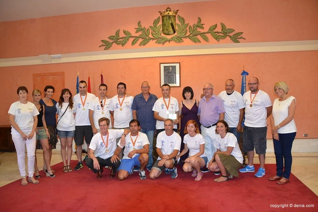 Recepción municipal a los campeones de España Veteranos de remo 1 Componentes del Club Rem Dénia junto a representantes municipales