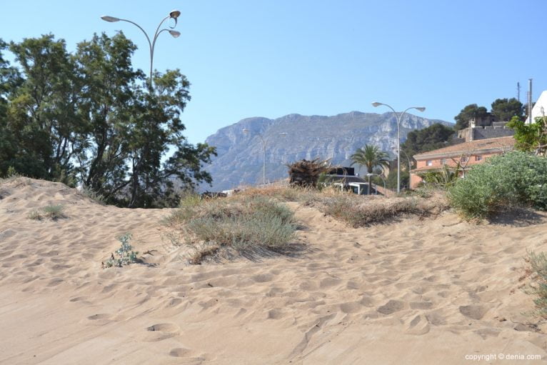 Dunes sur la plage de Punta del Raset Denia