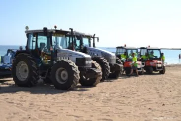 Efectivos de limpieza en las playas de Dénia