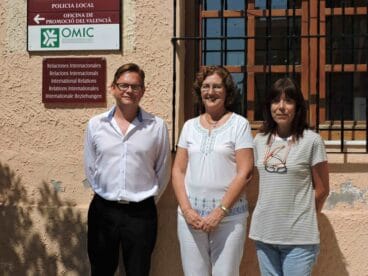 El concejal y las técnicos de la OMIC de Dénia