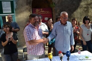 Estrechamiento de manos tras el pacto