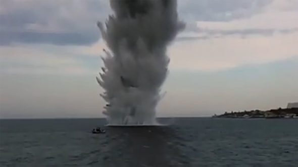 Explosión de una mina en alta mar en Dénia