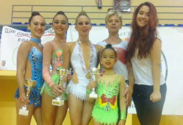 Gimnastas dianenses en la competición de Ribarroja.