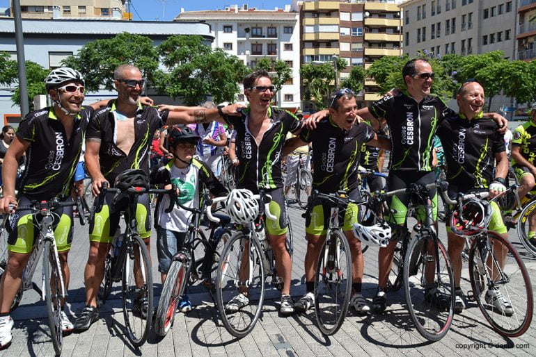 Grupo ciclistas franceses muy orgullosos por su gesta