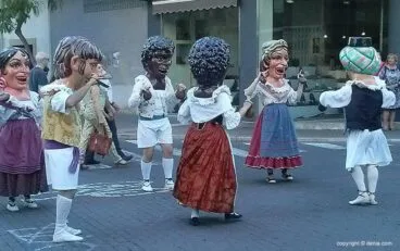 Grupo de cabezudos