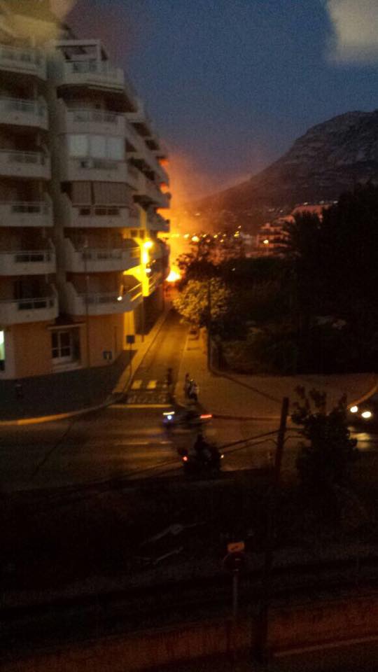 Incendio en un solar de Dénia