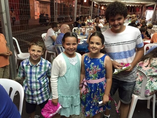 Infantiles de Baix la Mar con los infantiles de la foguera