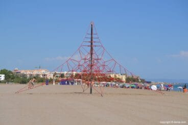 Instalaciones infantiles en la playa de la Punta del Raset