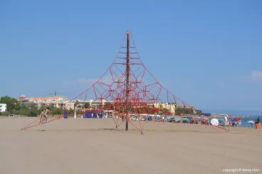Instalaciones infantiles en la playa de la Punta del Raset