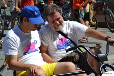 Jimmy Higueras llegó en bicicleta con uno de sus alumnos