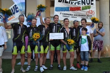 Jimmy junto a los franceses con el cheque de 8.000 euros