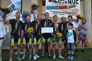 Jimmy junto a los franceses con el cheque de 8.000 euros