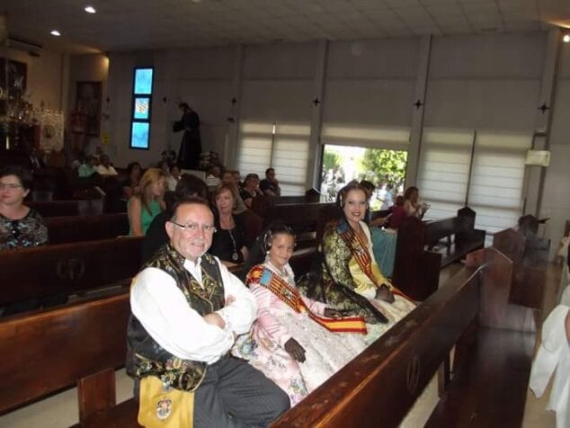 José Antonio Monsonis junto a las falleras mayores.jpg