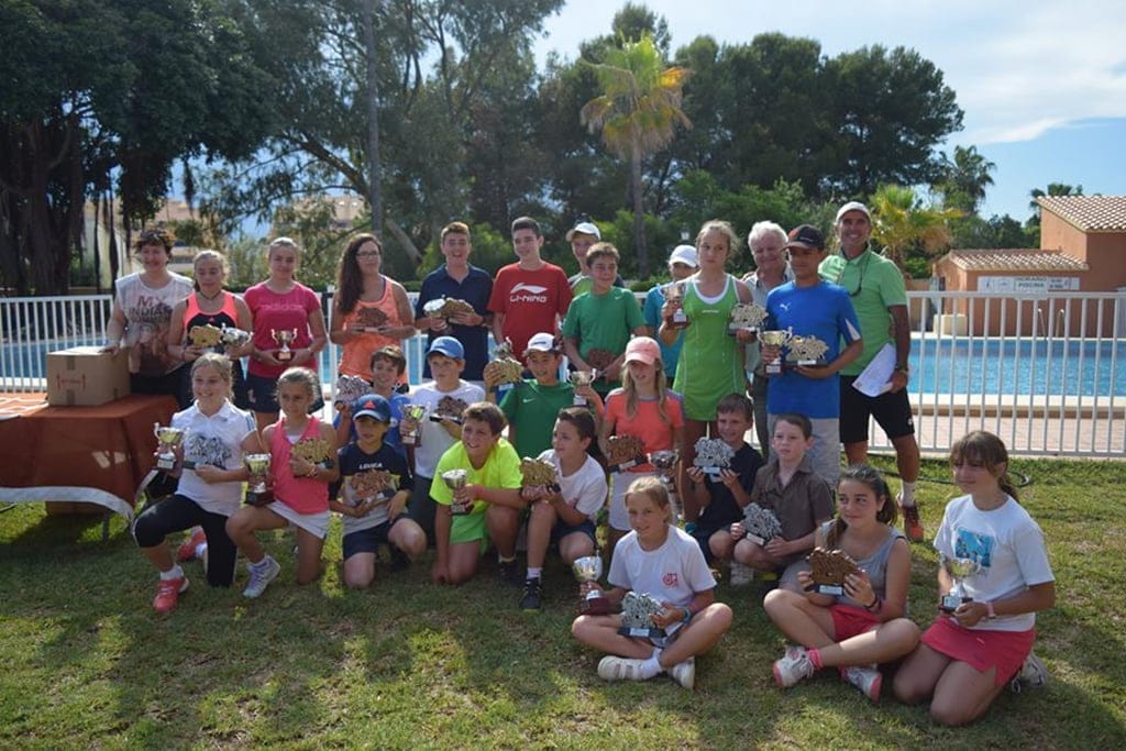 Concluyó la liga comarcal de tenis en la pista del Club Tenis Dénia 1 Jugadores de la liga comarcal de Tenis