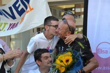 Sergio Llobell dando un abrazo a un ciclista francés