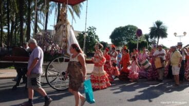 Los romeros pasando por la plaza París