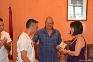 Marian Tamarit entregando una placa al CR