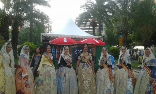 Las falleras mayores de Dénia representaron a la ciudad en la ofrenda de las hogueras de Alicante 1 Marina margalejo participó en la ofrenda de Alicante