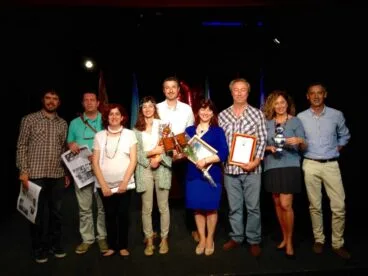 Miembros de la ETC con el premio al mejor grupo