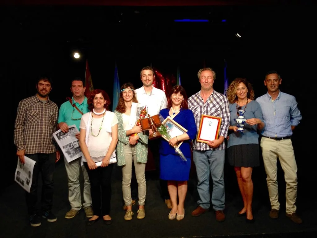 Miembros de la ETC con el premio al mejor grupo