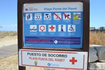 Panel informativo en la playa de la Punta del Raset