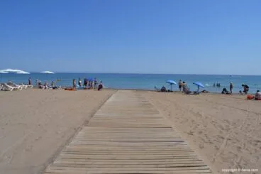 Pasarela de acceso en la playa del Cagarritar de Dénia