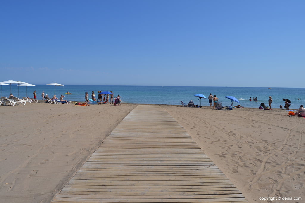 Pasarela de acceso en la playa del Cagarritar de Dénia