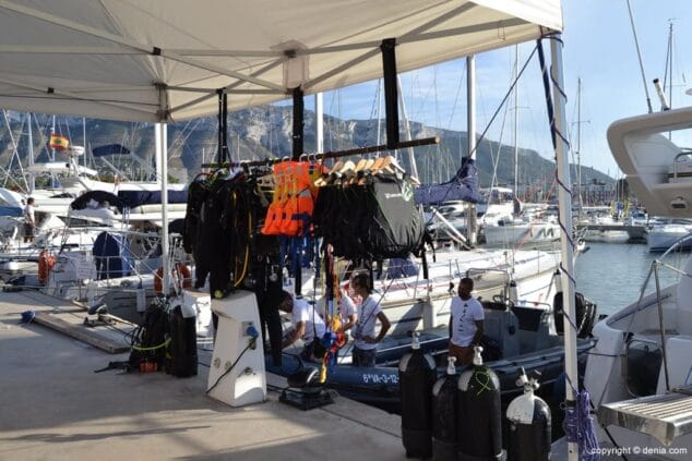 Punto de información del Centro de Actividades Náuticas en Marina de Dénia