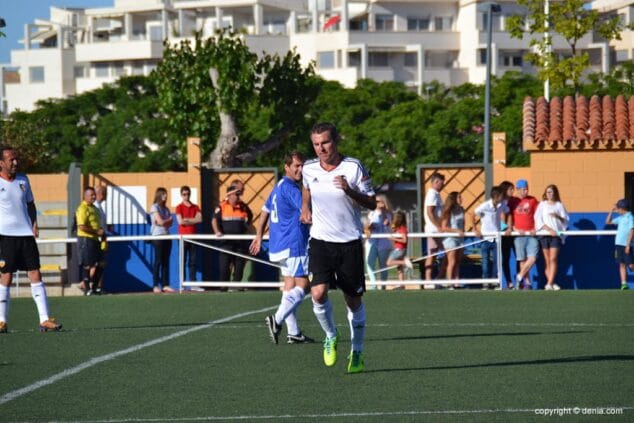 Roberto Fernández abandonando el terreno de juego