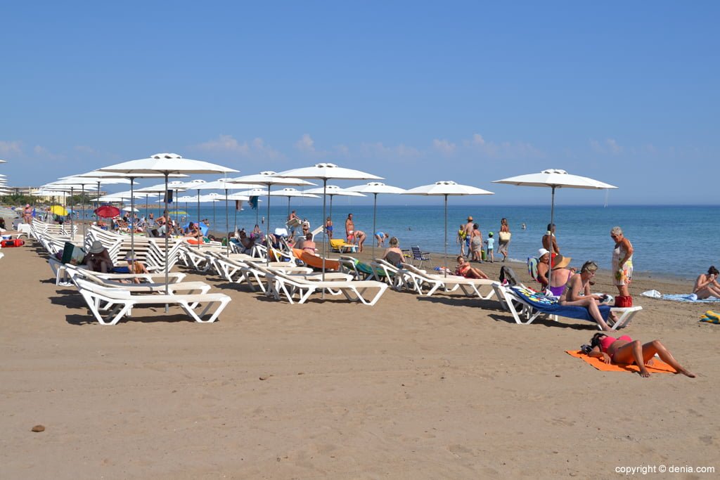 Tumbonas y sombrillas en la playa de Dénia