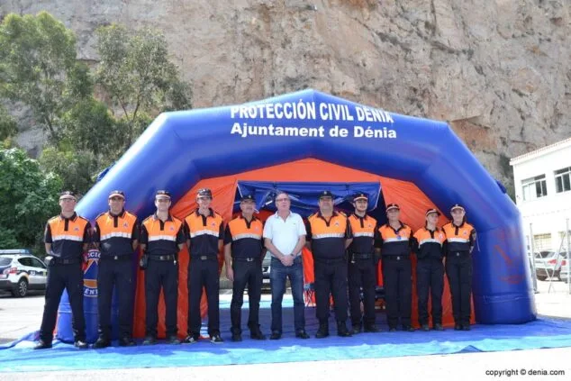 Protección Civil Dénia estrena un Puesto de Mando Avanzado Portátil 5 Voluntarios de Protección Civil junto al nuevo puesto de mando avanzado
