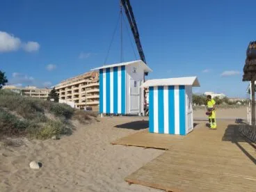 Colocación del vestuario adaptado en la playa Punta del Raset