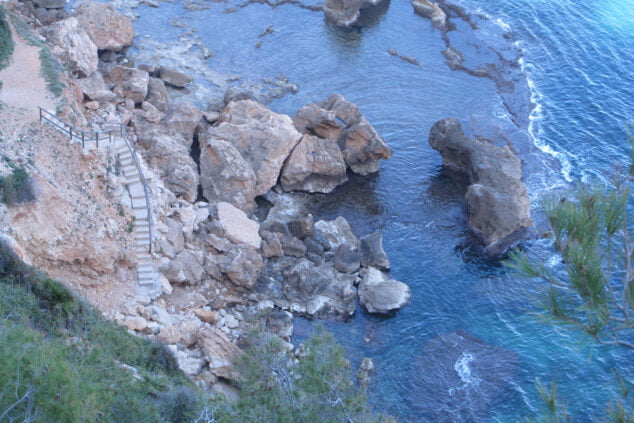 Imagen: Escaleras de acceso a La Cala de Dénia