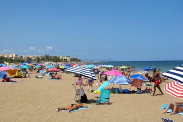 Gente disfrutando de un día de playa en Punta del Raset