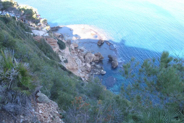 Imagen: La playa nudista de Dénia vista desde el Montgó