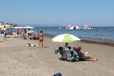 Parque hinchable de colchonetas en la playa Punta del Raset