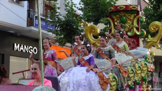 02 Carrozas Dénia 2015 Fallera Mayor Infantil de Dénia y corte de honor