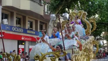 Carrozas Dénia 2015 – Fallera Mayor de Dénia y corte de honor