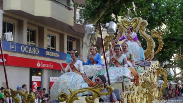 04 Carrozas Dénia 2015 Fallera Mayor de Dénia y corte de honor