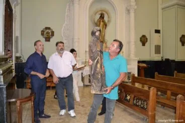 Paco Catalá lleva la talla al altar de la iglesia de la Asunción