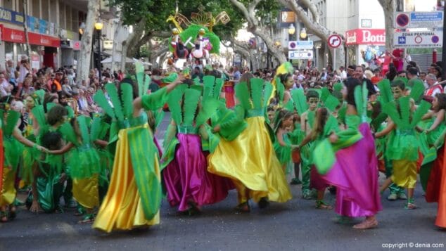 10 Carrozas Dénia 2015 Comparsa infantil Baix la Mar