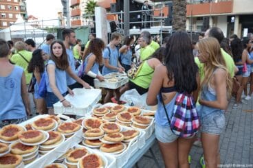 Día de los mayores en las fiestas de Dénia – reparto de cocas